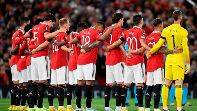 Manchester United players pause for a minute’s silence following the death of Queen Elizabeth II. AFPPIX