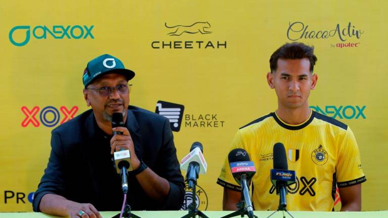 IPOH, Jan 13 --- Perak FC Chief Executive Officer Bobie Farid Shamsudin (left) speaking at a press conference announcing the national under-23 (B-23) squad striker Hadi Fayyadh Abdul Razak (right) who officially joined Perak FC on a two-year contract year by choice during the Perak FC 2023 New Jersey Launch Ceremony press conference at Perak Stadium Ipoh today. BERNAMAPIX