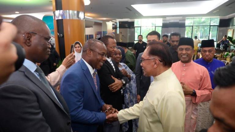 PUTRAJAYA, 17 Mei -- Perdana Menteri Datuk Seri Anwar Ibrahim bersama Menteri Luar Datuk Seri Dr Zambry Abdul Kadir beramah mesra bersama para perwakilan asing pada Sambutan Aidilfitri Kementerian Luar Negeri di Wisma Putra hari Ini. fotoBERNAMA