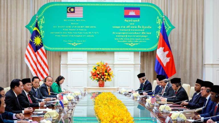 PHNOM PENH, 27 Mac -- Perdana Menteri Datuk Seri Anwar Ibrahim (dua, kanan) semasa pertemuan dua hala dengan Perdana Menteri Kemboja Hun Sen (kiri) selepas tiba di Istana Keamanan, hari ini. fotoBERNAMA