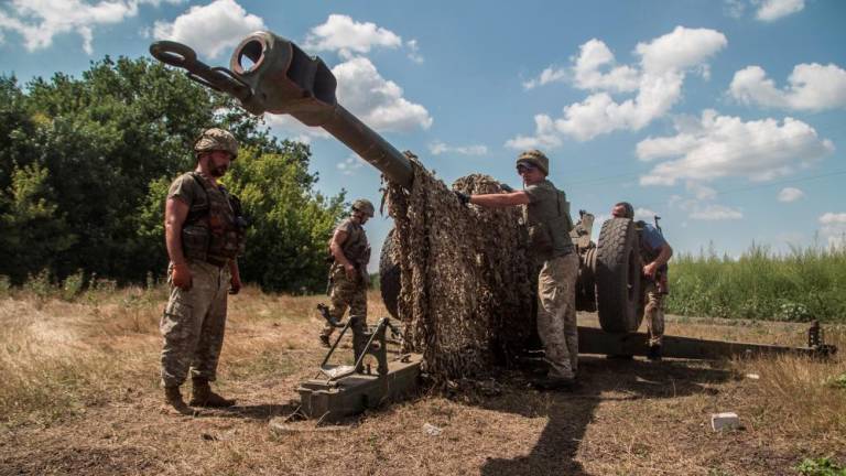 Ukrainian servicemen prepare a D-30 howitzer for fire near a frontline in Mykolaiv region, as Russia's attack on Ukraine continues, Ukraine August 13, 2022. - REUTERSPIX
