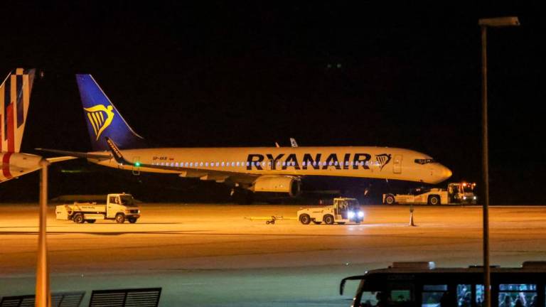 A Ryanair plane is seen on the runway, after landing at Athens’ International Eleftherios Venizelos airport, following a bomb threat in midair, on the outskirts of Athens, Greece, January 22, 2023. REUTERSPIX