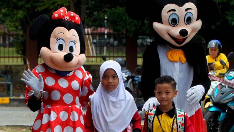 IPOH, 20 March -- Pupils were warmly greeted by Mickey and Minnie Mouse mascots when they attended the first day of the 2023/2024 school session at Sekolah Tasik Damai Kebangsaan today. BERNAMAPIX