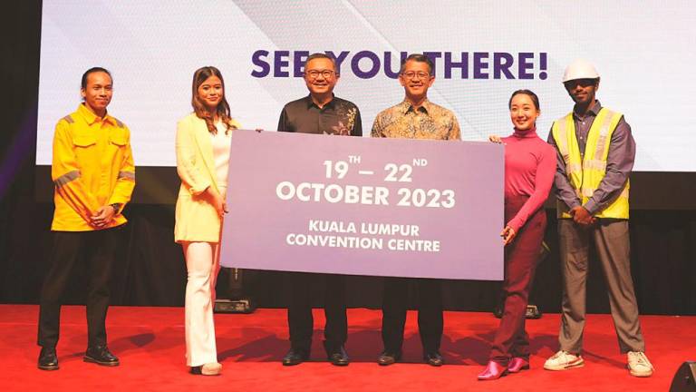 Ng (third from left) at the official launch of Selangor International Business Summit 2023.