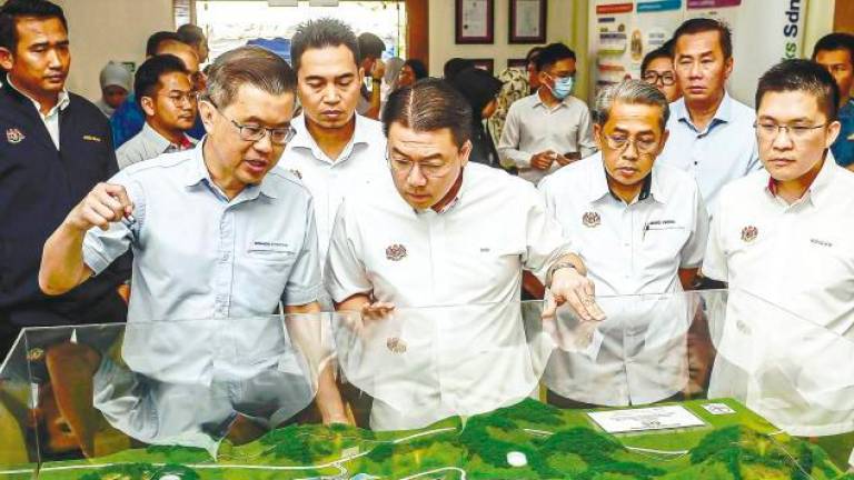 Berjaya EnviroParks managing director Koh Chee Yong (left) briefing Local Government Development Minister Nga Kor Ming yesterday on the company’s renewable energy plant in Bukit Tagar. – ADIB RAWI YAHYA/THESUN
