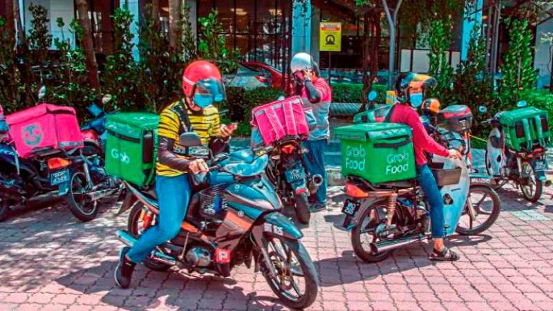 E-hailing riders feel the pinch of the pandemic even more as they do not have the luxury to work from home. – THESUN
