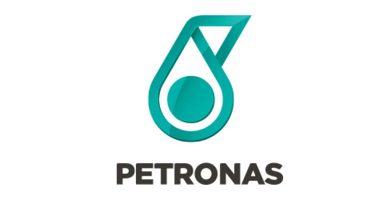 Petronas hands over face masks to Labuan media fraternity