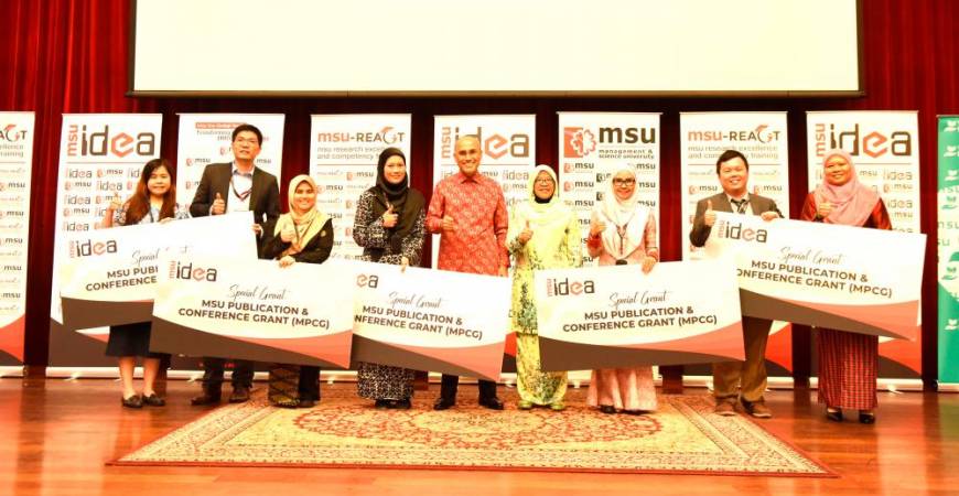 MSU President, Prof Tan Sri Dr Mohd Shukri Abd Yajid (five from left) and MSU Vice Chancellor, Prof Puan Sri Dr Junainah Abd Hamid (four from right) with a team of MSU’s researchers.