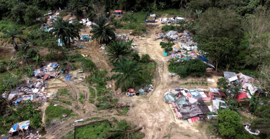 Pemandangan dari udara sebuah perkampungan dalam hutan di sebuah kawasan tidak rata dan berpaya yang telah diserbu oleh Jabatan Imigresen Malaysia (JIM) Negeri Sembilan dalam satu Operasi Penguatkuasaan Bersepadu pada 1 Februari lepas/BERNAMAPix