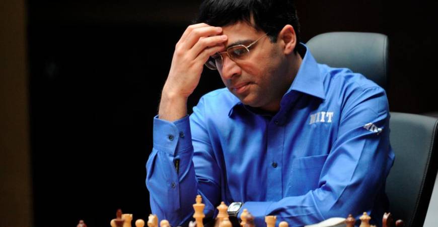 (FILES) In this file photo taken on May 11, 2012 Indian grandmaster Vishwanathan Anand plays during a FIDE World chess championship match in State Tretyakovsky Gallery in Moscow. Mass lockdowns and “The Queen’s Gambit” have brought unexpected gains for chess during the coronavirus, Indian grandmaster Vishwanathan Anand told AFP, praising the hit TV show’s “accurate portrayal” of the game. AFP / Kirill KUDRYAVTSEV