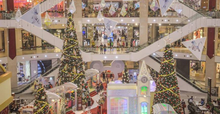 The visitors at the Pavilion shopping center did not miss the opportunity to capture memorable photos against the backdrop of Disney’s Donald Duck and Mickey Mouse during Christmas celebration which will be celebrated on December 25. adib rawi yahya/theSun