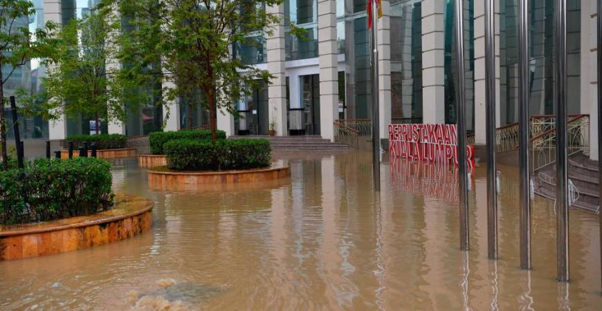 KUALA LUMPUR, April 25 - Several areas around the capital were flooded due to heavy rain. BERNAMAPIX