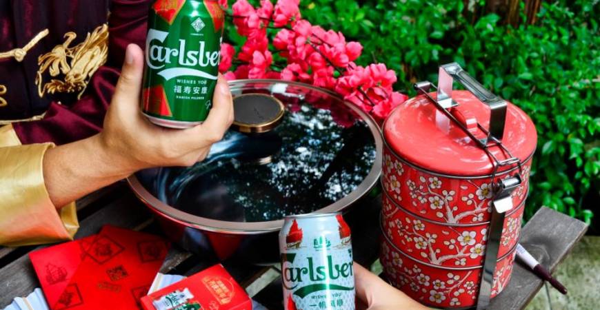 The new limited edition CNY cans with auspicious symbols, along with some of the rewards shoppers will receive when purchasing Carlsberg products this festive season.