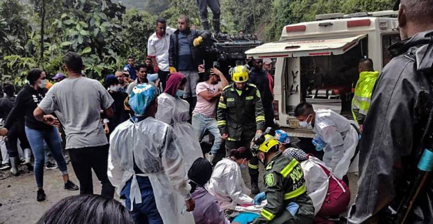 Handout picture released by Colombia's National Police press office showing rescuers woring in the site of a landslide in the sector El Ruso, Pueblo Rico municipality, in northwestern Bogota, Colombia, on December 4, 2022. - AFPPIX