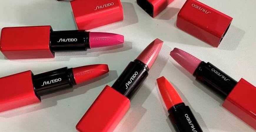 We reviewed the shades Pulsar Pink, Voltage Rose, Fuschia Flux, Heat Map and Red Shift.