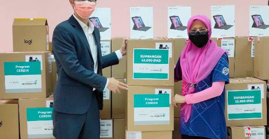 Saw Yu Shen, Yayasan PETRONAS’ Head of Operations (Education), handing over 353 devices on behalf of Yayasan PETRONAS to Siti Nurmala Md Nawi, the computer technician for the Petaling Perdana District Education Office, at Pusat Kegiatan Guru Puchong, to be distributed to students in the district.