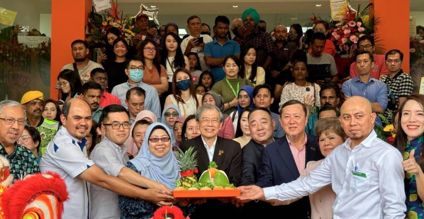 Deputy Minister of Domestic Trade and Costs of Living, Fuziah Salleh (centre from left) present during Giant Rawang’s launching ceremony on Sept 15.