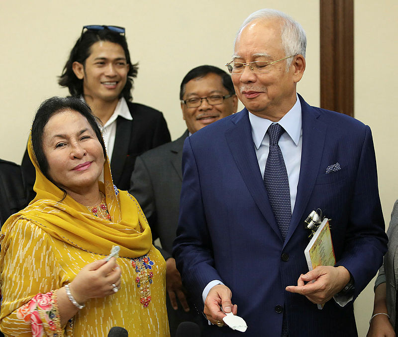 Darling ... take charge, Rosmah tells Najib