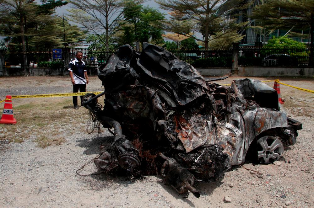 Keadaan kereta Honda City yang terlibat dalam kemalangan membabitkan sebuah kereta dan dua treler malam tadi di Ibu Pejabat Polis Daerah (IPD) Kuala Kangsar. BERNAMApix