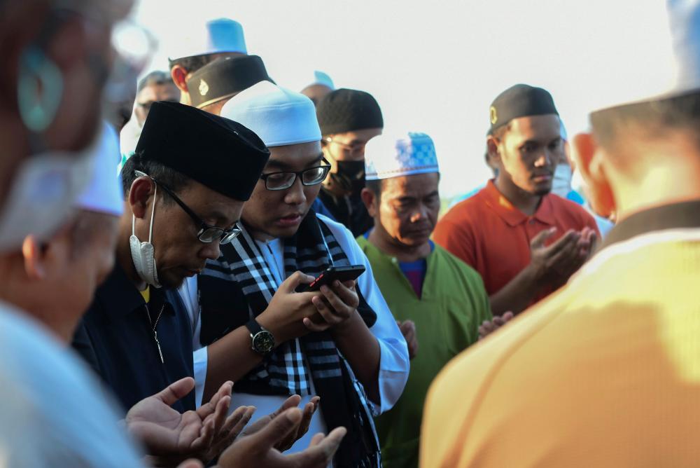 Halimi Ali Yahad (dua, kiri) bapa Allahyarham Iqbal Hasnun Halimi, 23, menghadiri pengebumian jenazah anaknya di Tanah Perkuburan Kampung Melayu Seelong, Senai pagi ini. BERNAMApix