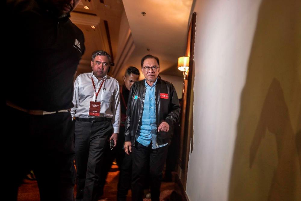Pakatan Harapan (PH) chairman who is also PH candidate for P063 Tambun Parliament Datuk Seri Anwar Ibrahim leave after led the Pakatan Harapan press conference at Dorsett Hotel, Subang Jaya. - Sunpix by Adib Rawi Yahya