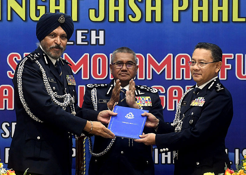 OVER TO YOU ... Datuk Seri Amar Singh (L) during the handing over ceremony to DCP Datuk Saiful Azly Kamaruddin (R) as Inspector-General of Police Tan Sri Mohamad Fuzi Harun looks on. — Bernama