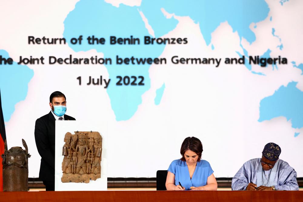 Germany's Foreign Minister Annalena Baerbock and Nigeria's Culture Minister Lai Mohammed sign a declaration to transfer the ownership of the Benin bronzes in Berlin, Germany July 1, 2022. REUTERSpix