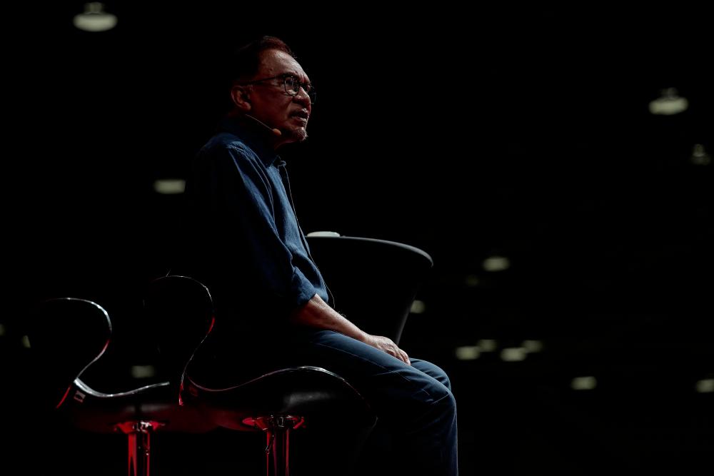 KUALA LUMPUR, 19 Mac -- Perdana Menteri Datuk Seri Anwar Ibrahim bercakap pada Dialog Anak Muda Temu Anwar sempena Pameran Memperkasa Belia 2023 di Pusat Konvensyen Kuala Lumpur (KLCC) hari ini. - fotoBERNAMA
