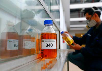 A laboratory technician works on Biodiesel 40% (B40) at the Research and Development Agency of the Ministry of Energy and Mineral Resources in Jakarta . – REUTERS