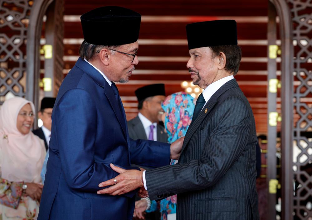 Perdana Menteri Datuk Seri Anwar Ibrahim (kiri) dan Sultan Brunei Sultan Hassanal Bolkiah/BERNAMAPix