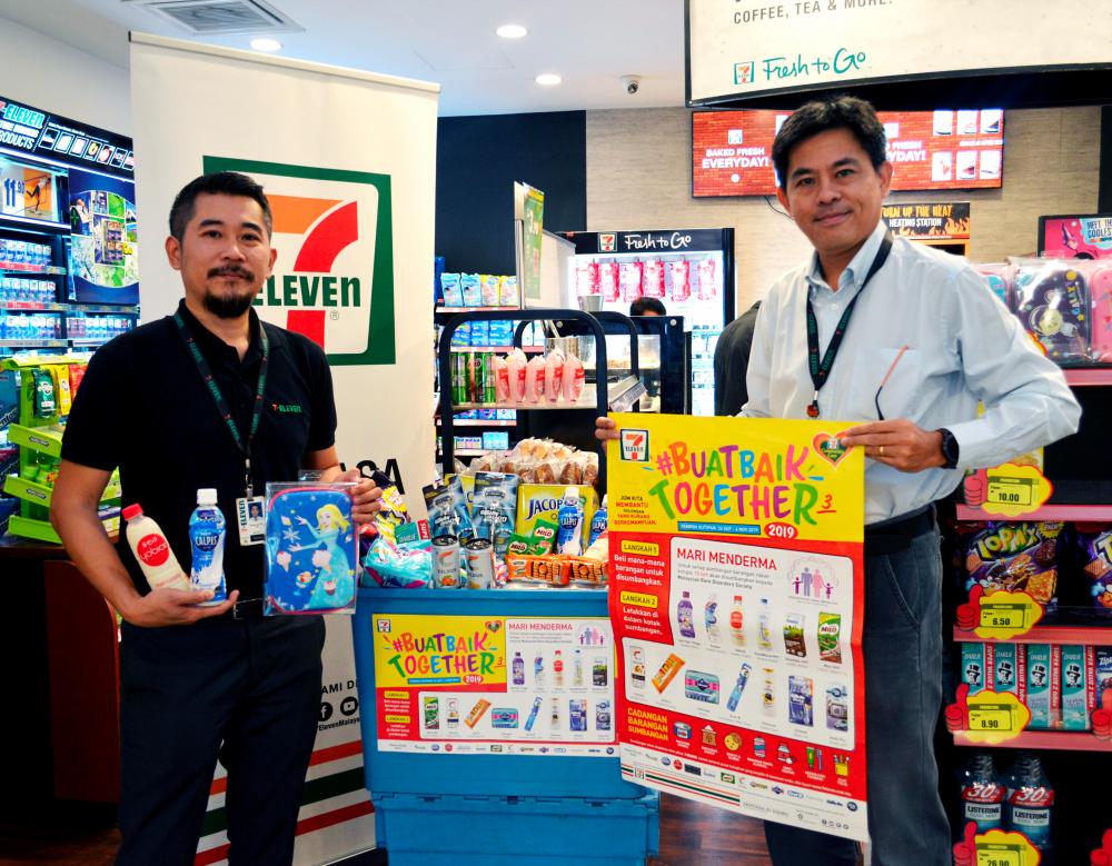 Lee (left) and general manager of operations Kelvin Gan making a contribution to #BuatBaikTogether 2019.
