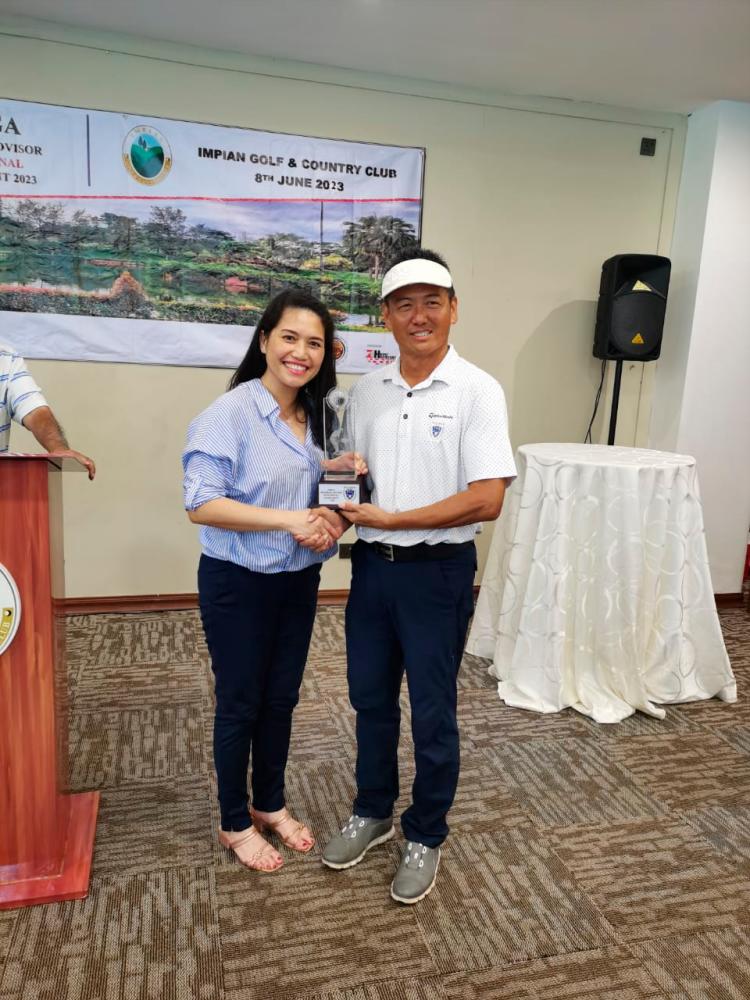 Yoew receiving the MSPGA Invitational Championship champion’s trophy from MSPGA Honorary Member, Priscilla Woo Pik Yee.