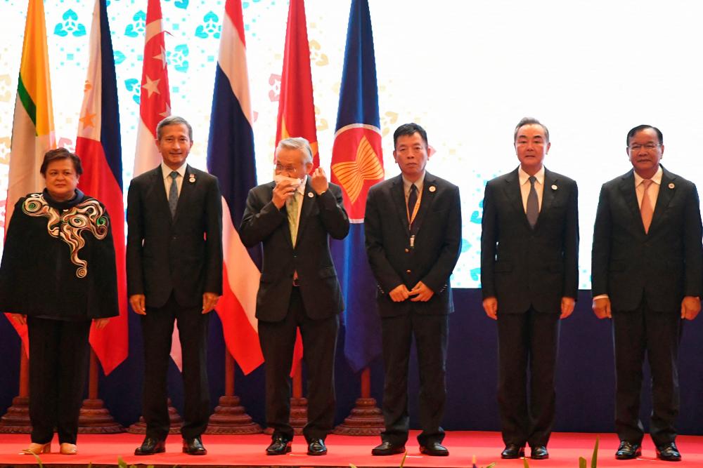 (L-R) Philippines’ Foreign Affairs Acting Undersecretary Theresa Lazaro, Singapore’s Foreign Minister Vivian Balakrishnan, Thailand’s Foreign Minister Don Pramudwinai, Vietnam’s Foreign Minister Bui Thanh Son, China’s Foreign Minister Wang Yi, and Cambodia’s Foreign Minister Prak Sokhon pose for a family photo during the Asean-China Ministerial Meeting at the 55th ASEAN Foreign Ministers’ Meeting in Phnom Penh on August 4, 2022. AFPPIX
