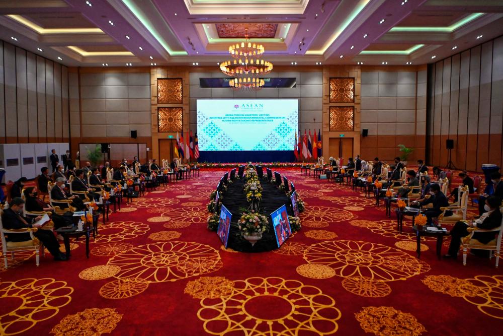 Pandangan umum menunjukkan menteri luar ASEAN bertemu dengan wakil Suruhanjaya Antara Kerajaan ASEAN mengenai Hak Asasi Manusia (AICHR) semasa Mesyuarat Menteri Luar ASEAN ke-55 di Phnom Penh pada 2 Ogos 2022. fotoAFP