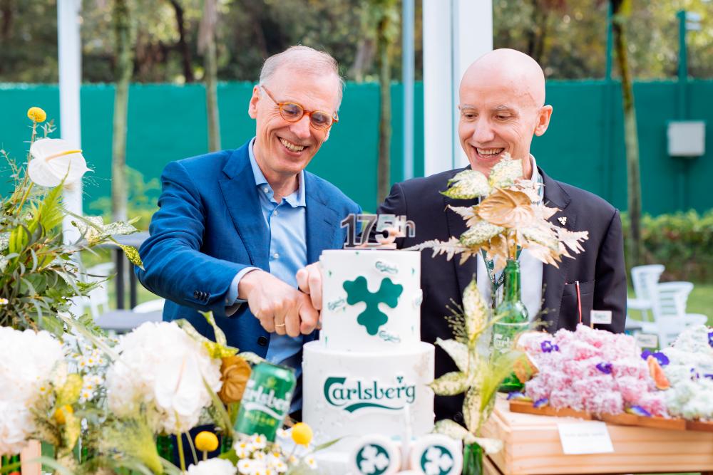 Carlsberg CEO Cees ‘t Hart &amp; Carlsberg Malaysia MD Stefano Clini sharing a light moment.