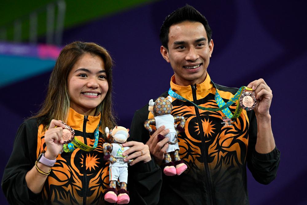 Bronze medallists Malaysia's Nur Dhabitah Binti Sabri and Malaysia's Muhammad Syafiq Bin Puteh pose during the medal presentation ceremony for the mixed synchronised 10m platform diving final on day eleven of the Commonwealth Games at Sandwell Aquatics Centre in Birmingham, central England, on August 8, 2022. AFPPIX