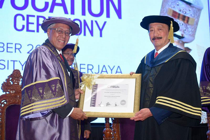 Tan Sri Dato’ Seri Vincent Tan received the Honorary Doctor of Business Innovation for his notable achievements and successes as an entrepreneur.