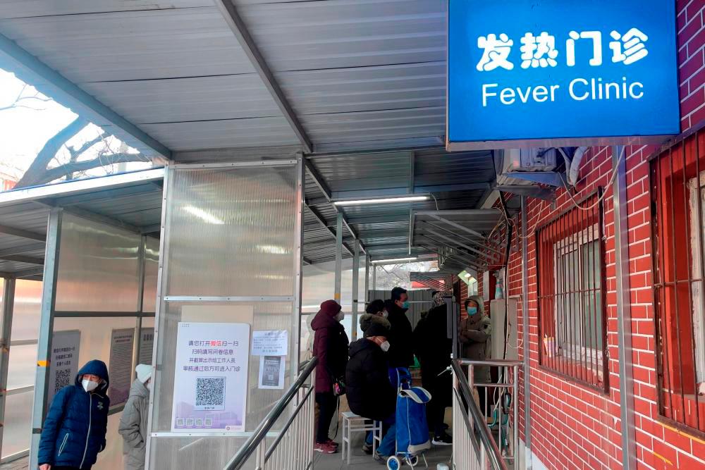 People wait outside a fever clinic of a hospital amid the coronavirus disease (COVID-19) outbreak in Beijing, China December 15, 2022. REUTERSPIX