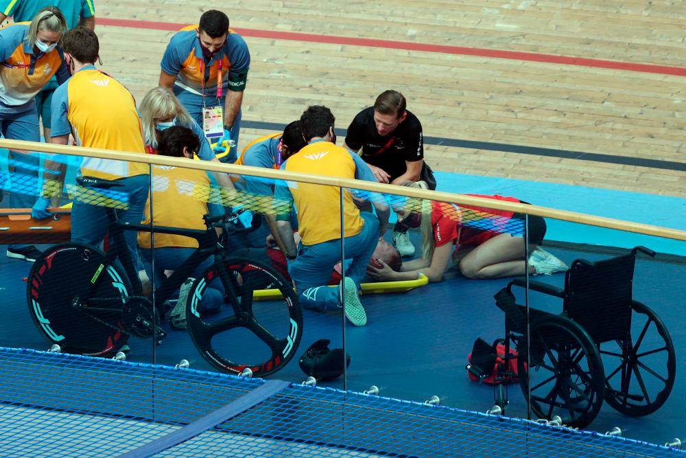 Medics tend to Isle of Man’s Matthew Bostock (C) as he lies on the track following a massive crash during the men’s 15km scratch race qualifying round cycling event on day three of the Commonwealth Games, at the Lee Valley VeloPark in east London, on July 31, 2022. AFPPIX