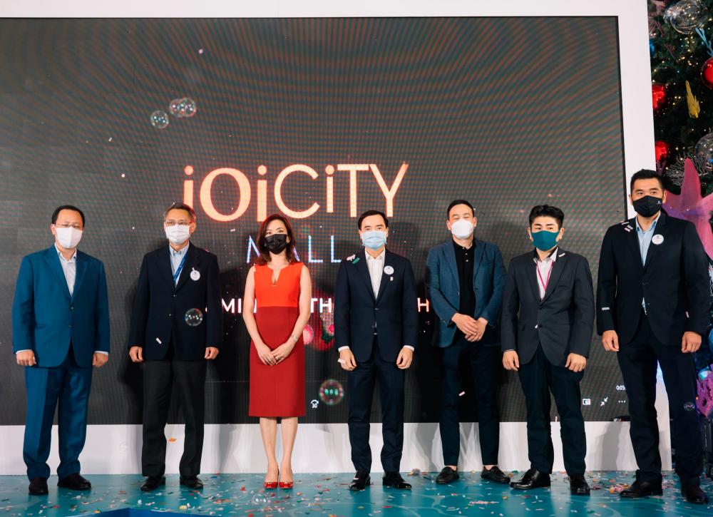 (Left) Golden Screen Cinemas Sdn Bhd CEO Koh Mei Lee, Voon, and AEON Company (Malaysia) Bhd chief property officer Lee Beng Beng at the introduction of the phase two of IOI City Mall.