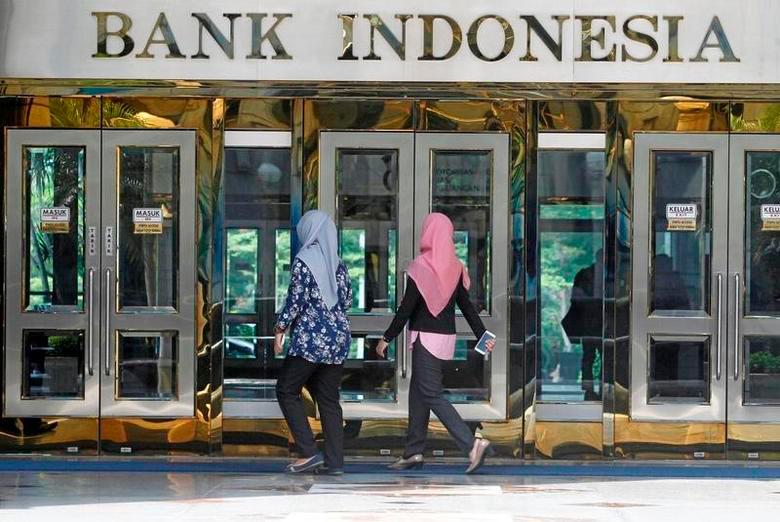 People walk to an entrance at Indonesia’s central bank Bank Indonesia in Jakarta, Indonesia July 21, 2016. REUTERSPIX
