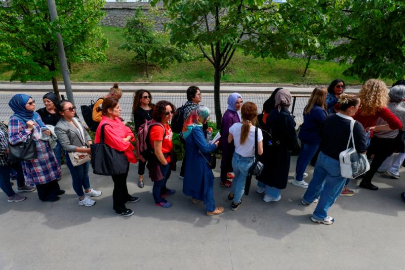 People queue outside a polling station during Turkish presidential and parliamentary elections, in Ankara//Reuterspix