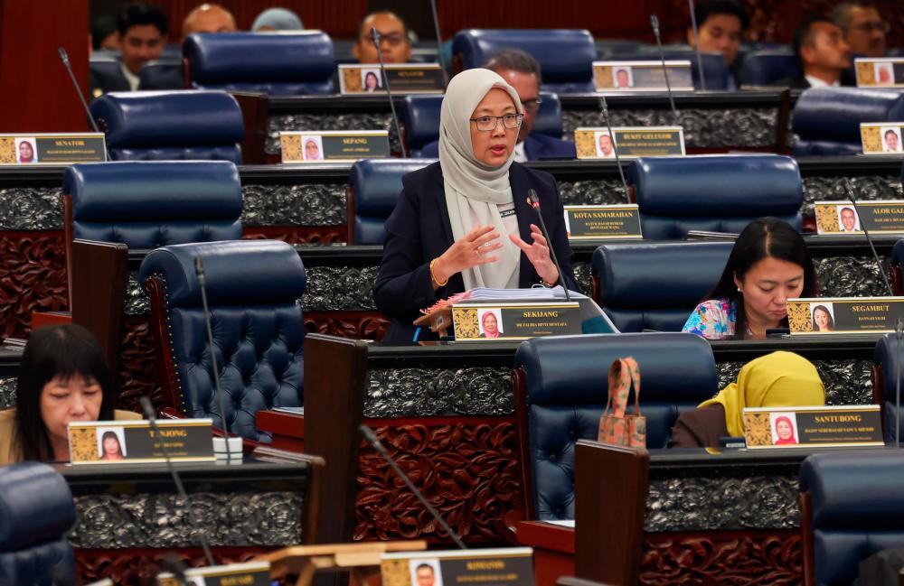 Menteri Kesihatan Dr Zaliha Mustafa ketika sesi perbahasan usul Kajian Separuh Penggal Rancangan Malaysia ke-12 (KSP RMK12) di Dewan Rakyat pada Sept 19 2023. - fotoBERNAMA