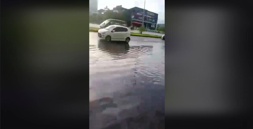 $!The water had filled up more than half the road, causing vehicles to slow down. – POLIS Daerah Penampang Facebook