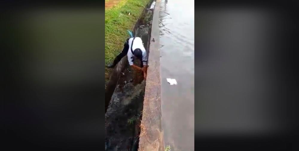 $!Corporal Shah Erman’s efforts to unclog the drain were successful. – POLIS Daerah Penampang Facebook