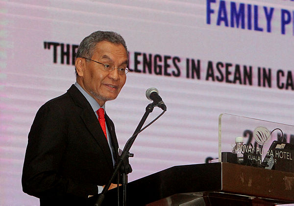 Health Minister Datuk Seri Dr Dzulkefly Ahmad delivering a speech during the 5th ASEAN Regional Primary Care Conference (Arpac KL 2019) at Sunway Putra Hotel today. — Bernama