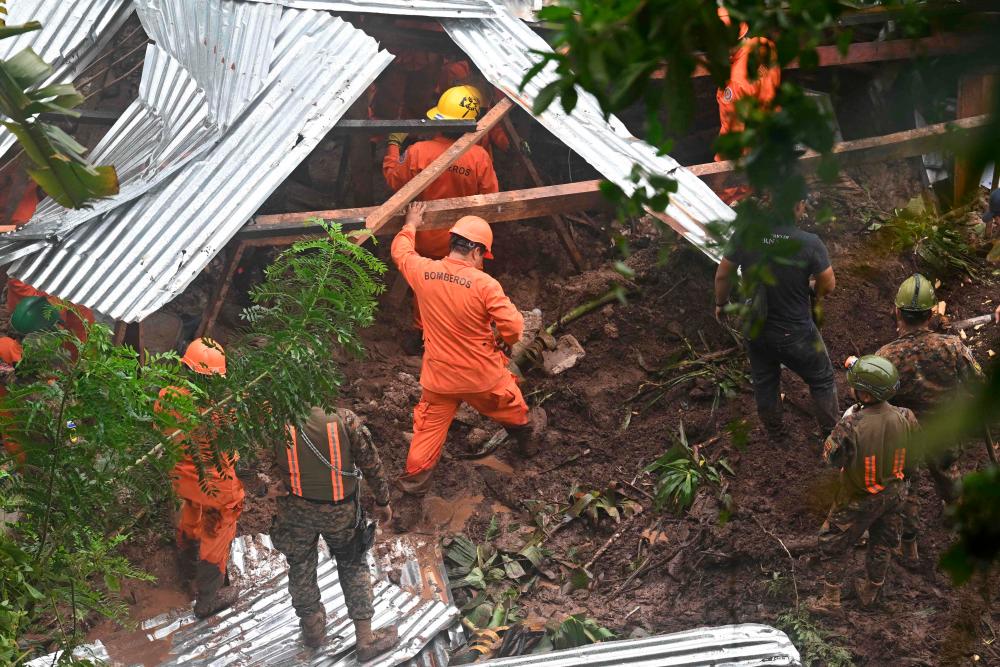 Salvadorian soldiers and rescuers try to recover the bodies of five people who died after a landslide in Huizucar, El Salvador, on September 22, 2022. AFPPIX