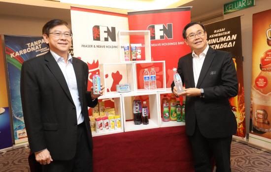 Lim (right) and F&amp;N chief financial officer Tan Hock Beng after the media briefing. Asyraf Rasid/theSun