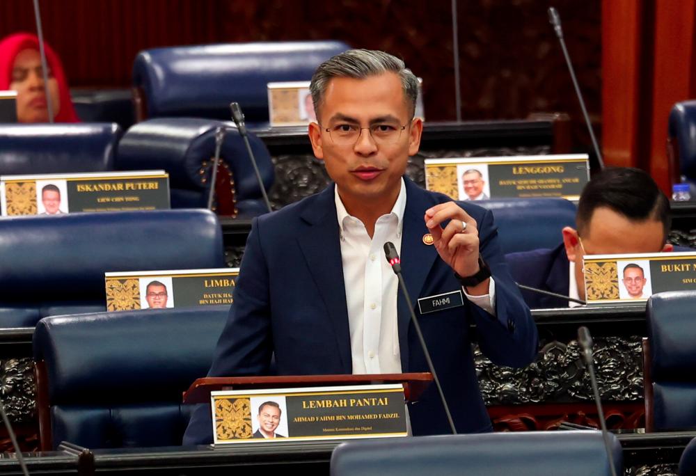 Menteri Komunikasi dan Digital Fahmi Fadzil ketika sesi perbahasan usul Kajian Separuh Penggal Rancangan Malaysia ke-12 (KSP RMK12) di Dewan Rakyat, pada Sept 19.   - fotoBERNAMA