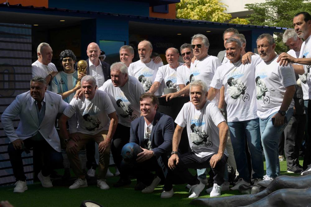 FIFA’s President Gianni Infantino (3rd L back), AFA’s President Claudio Tapia (L front), CONMEBOL’s President Alejandro Dominguez (C bottom), pose with former Argentine World Champions of the World Cup ‘78 and ‘86 and football legend Hristo Stoichkov during a tribute ceremony to late football star Diego Maradona on the 2nd anniversary of his death at CONMEBOL fan zone “Tree of dreams” during the Qatar 2022 World Cup football tournament in Doha, on November 25, 2022. AFPPIX